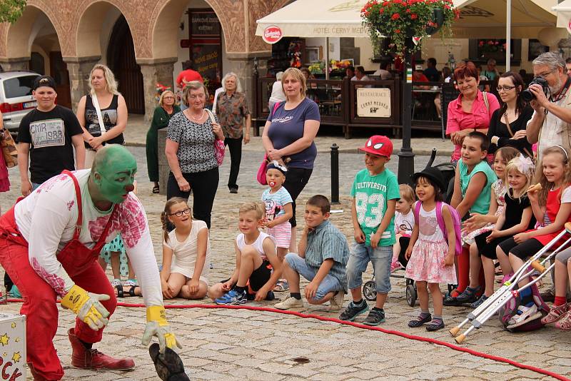 Stan na Velkém náměstí rozbalil při Muzejní noci Brick Cirk Cirkus Sakra. Klaun do svého vystoupení zatáhl i malé diváky. Ti se všichni skvěle bavili.