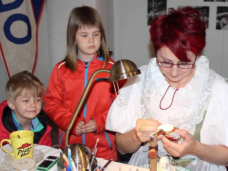 Prachatické muzeum připravilo ukázky velikonočních tradic. Malování kraslic ukázala Lenka Volková, pletení pomlázky Miroslav Ševčík.