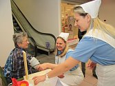 Mezinárodní den sester oslavily sestřičky z prachatické nemocnice v klasických modrobílých úborech. Na dvou místech ve městě si mohli zájemci nechat změřit krevní tlak a v Prioru také hladinu cukru.
