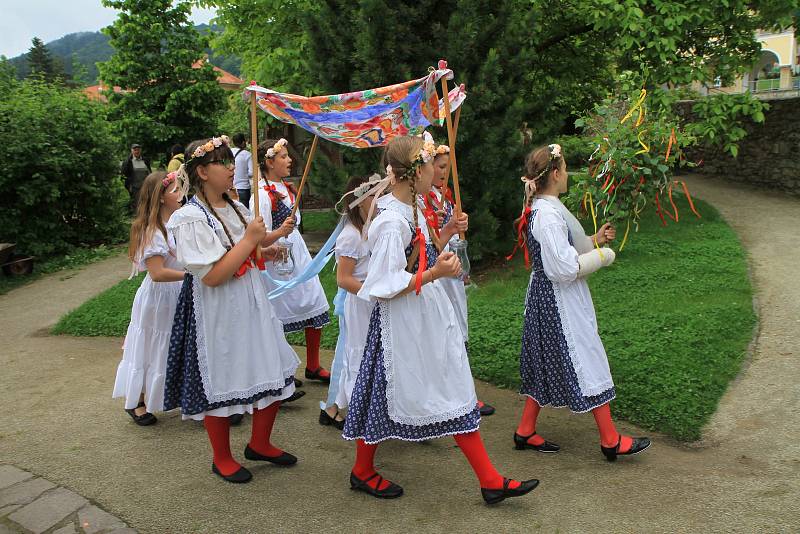 Slavnost otevírání studánek v hospicovém parku v Prachaticích.