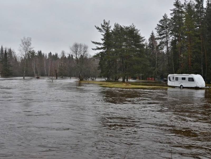 Rozvodněná Vltava u Soumarského Mostu a Černého Křiže.