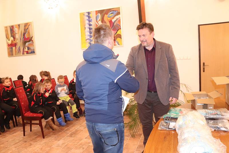 Mladé volarské fotbalisty přijal starosta města Vít Pavlík.