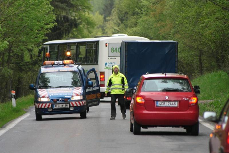 Přepravu lodě Lipno napříč Prachatickem provázely v pátek dopoledne menší dopravní komplikace. Kvůli rozměrům nákladu museli řidiči buď volit jinou trasu, nebo vůz na chvíli odstavit a počkat, až kolona projede.