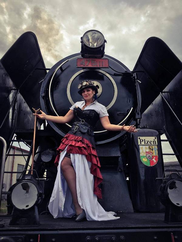 Anetu Švecovou fascinuje svět steampunku. Tento styl promítá do své tvorby i životního stylu.