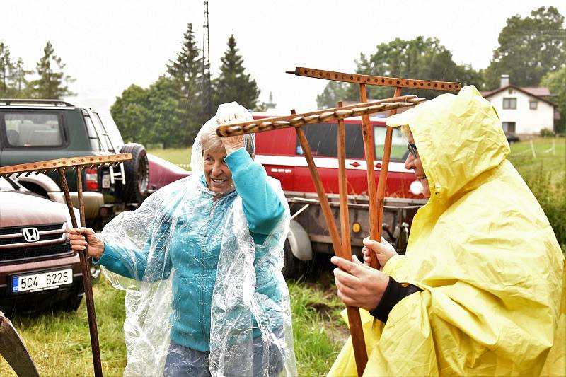 Ve Volarech se sešli sekáči při tradiční soutěži v kosení trávy.