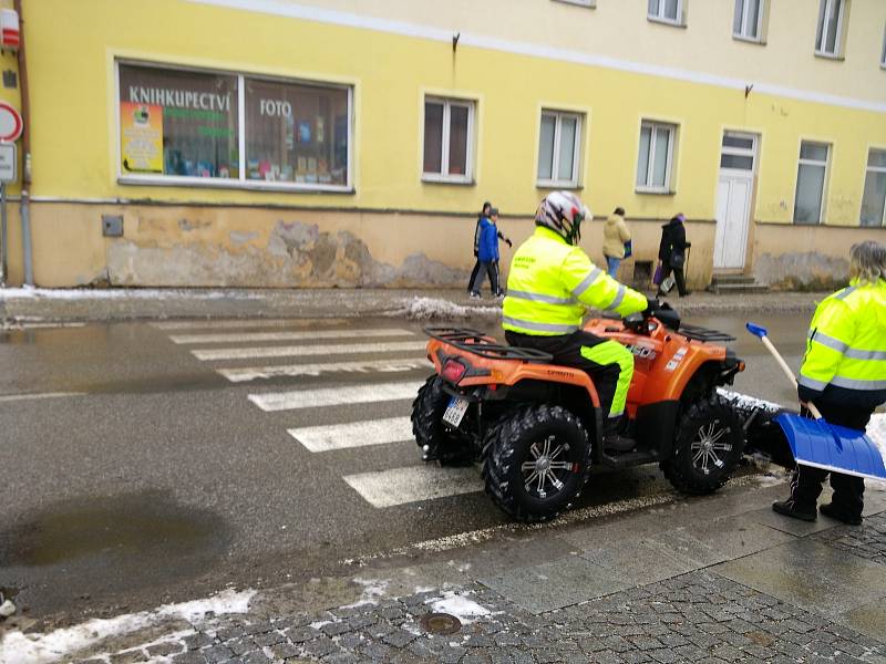 Úklid sněhu ve Volarech.