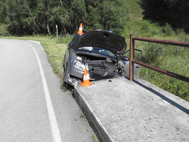 U Solné Lhoty na Prachaticku se ve středu odpoledne stala tragická nehoda.Po nárazu auta do betonového mostku řidič zemřel.