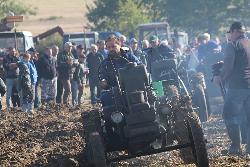 Setkání historické zemědělské techniky v Mahouši na Netolicku. K vidění bylo více než sto traktorů a desítky dalších historických strojů, vojenských vozidel. Nechyběla ani ukázka orby.