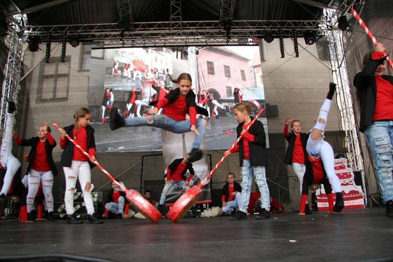 Deset choreografií předvedli na hlavním pódiu při sobotním programu Slavností Zlaté stezky v Prachaticích tanečníci ze studia Crabdance.