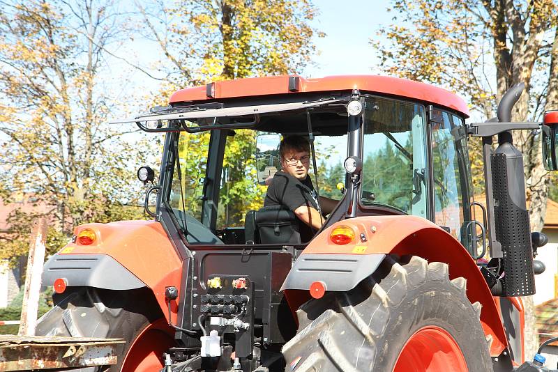 Couvání traktorů s vlekem v Šumavských Hošticích. Foto: Stanislav Falář