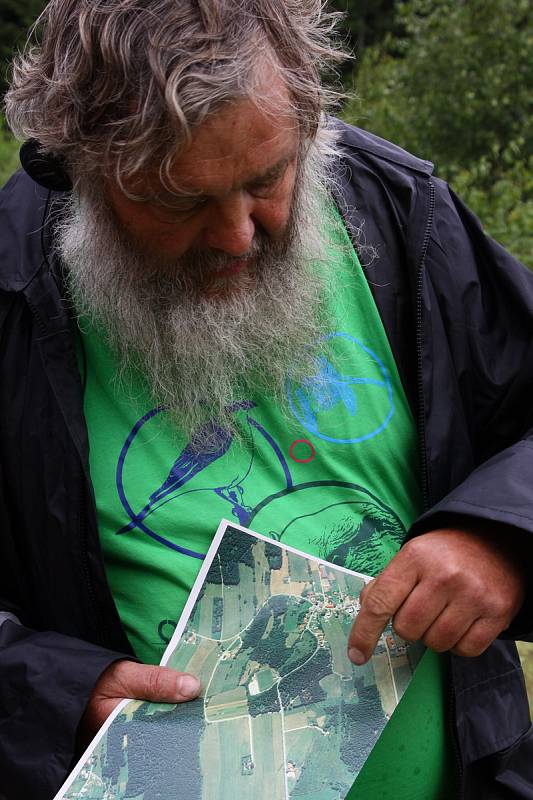 Karel Kleijn z BUND Naturschutz v Barovsku ukazuje, kde se bude revitalizovat jedno z rašelinišť na německé straně hranice.