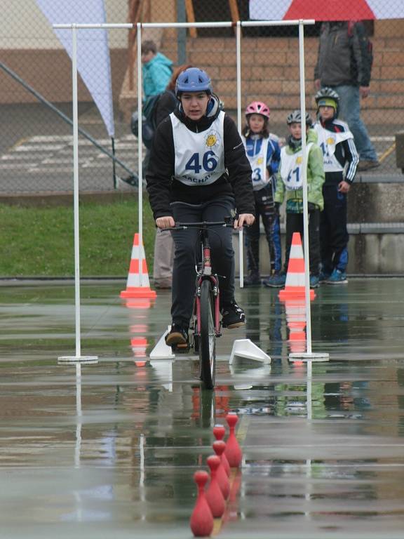 V Prachaticích se ve čtvrtek 5. května uskutečnilo okresní kolo soutěže mladých cyklistů. Ti museli zvládnout nejen jízdu na dopravním hřišti, ale také jízdu zručnosti, testy a zdravovědu.