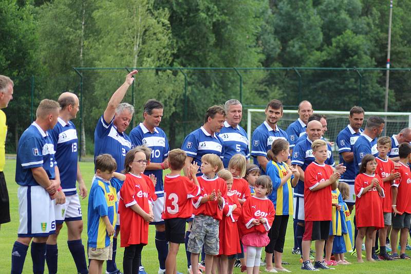 Strunkovická stará garda se rozešla s týmem sportovců a umělců smírně 8:8.