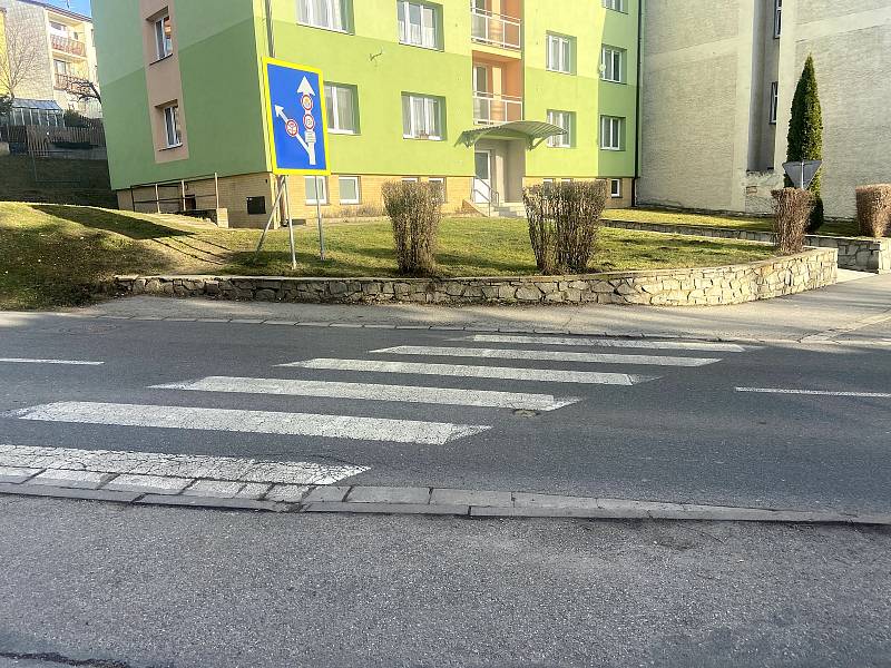 Chodník v Husinecké ulici chce město Prachatice opravit ještě letos.