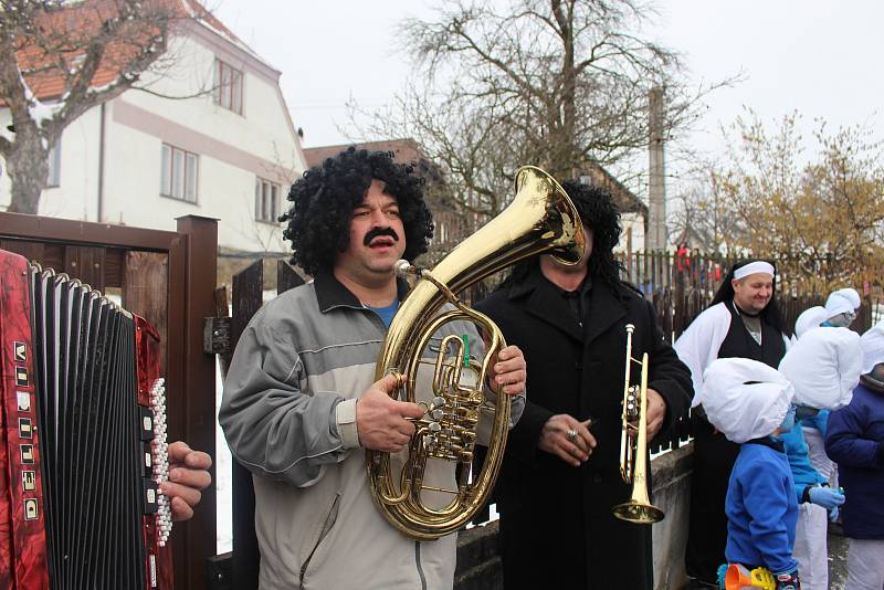 V Lažištích vyrazilo do masopustního průvodu více než šedesát masek.