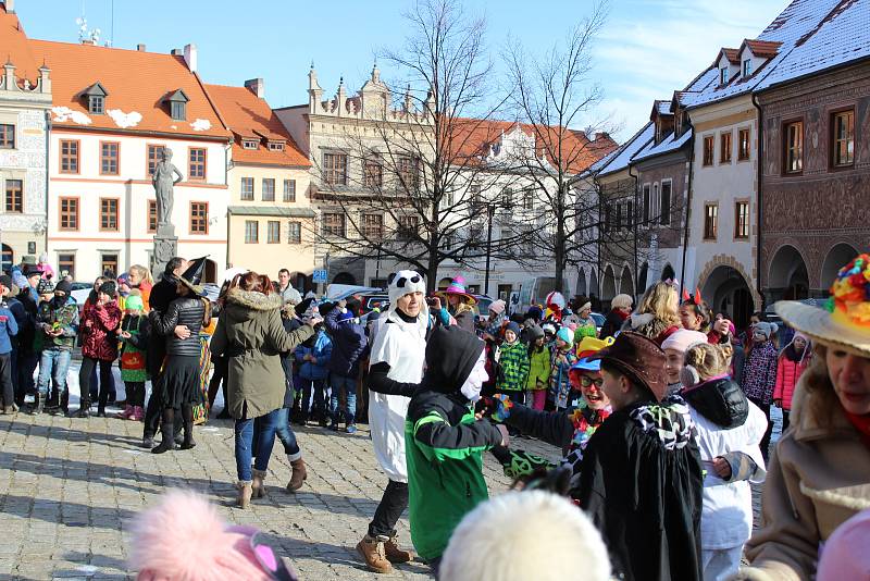 Děti ze ZŠ Zlatá stezka 240 vyrazily do masopustního průvodu Prachaticemi.