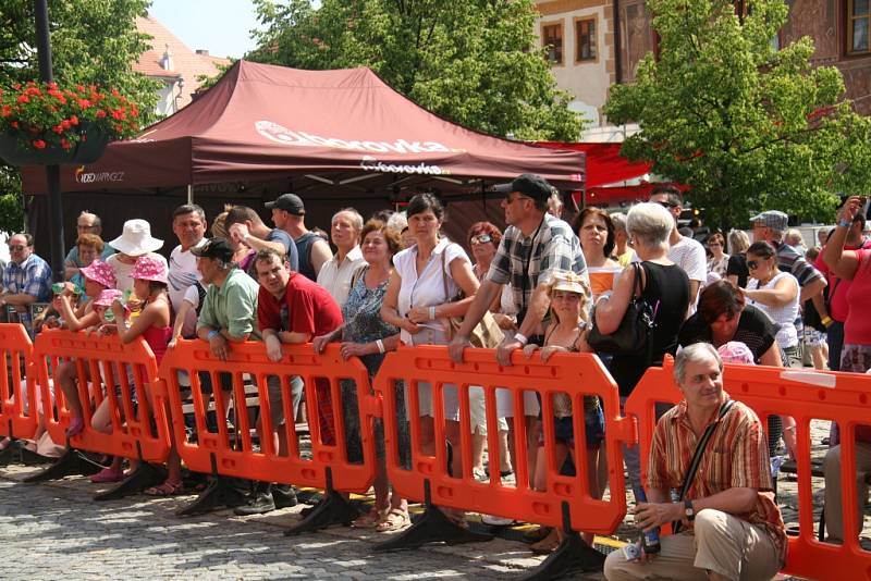 Slavnosti Zlaté stezky v Prachaticích otevřel v sobotu opět historický průvod na jehož závěru primas Vrchotínský vrátil vládu nad městem do rukou starosty Martina Malého.