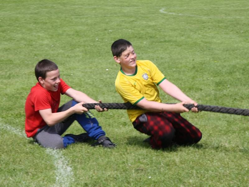 Centrum STROOM Dub slaví deset let od svého založení. Ve čtvrtek přichystali jeho pracovníci pro své klienty i klienty dalších sedmi obdobných zařízení a děti z dubské školy první ročník Dubského pětiboje. A jak jinak, byla to velká zábava.