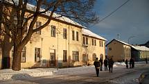 Volarští zastupitelé si ve středu 7. ledna 2015 prohlédli bývalou ubytovnu a jídelnu, které nabízejí k odprodeji České dráhy ve Volarech, také zevnitř.