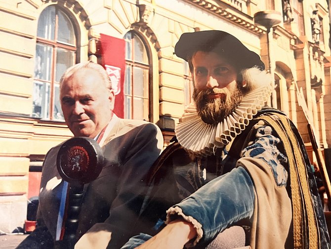 Druhý porevoluční starosta Prachatic Miroslav Bojanovský a rychtář Vrchotínský (Alois Pavlíčko) na Slavnostech Zlaté stezky v devadesátých letech.