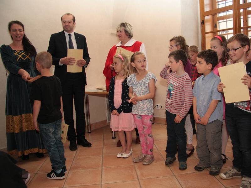 V pondělí pasovala spisovatelka Michaela Fišarová v Radničním sále v Prachaticích nové čtenáře. Jako první si ceremoniál užili prvňáčci ze ZŠ Vodňanská se svými rodiči a příbuznými. 