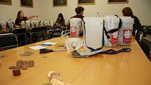 V pondělí 12. ledna v malé zasedací místnosti na MěÚ Prachatice otevřely pracovnice Farní charity v Prachaticích a zástupkyně městského úřadu všechny kasičky pro Tříkrálovou sbírku, aby spočítaly letošní výtěžek na Prachaticku.