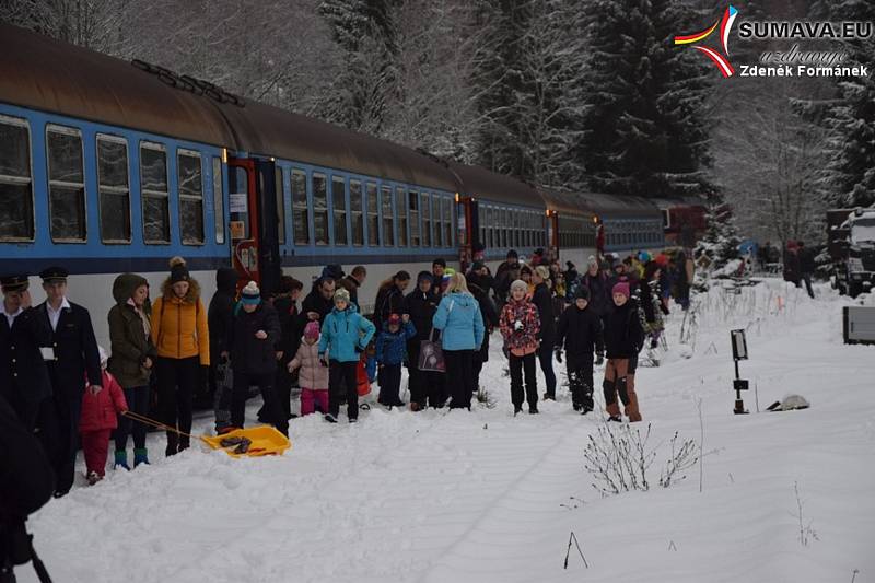 Silvestrovský vlak 2018. Poslední jízda v roce byla  tématicky laděna jako narozeninový vlak.