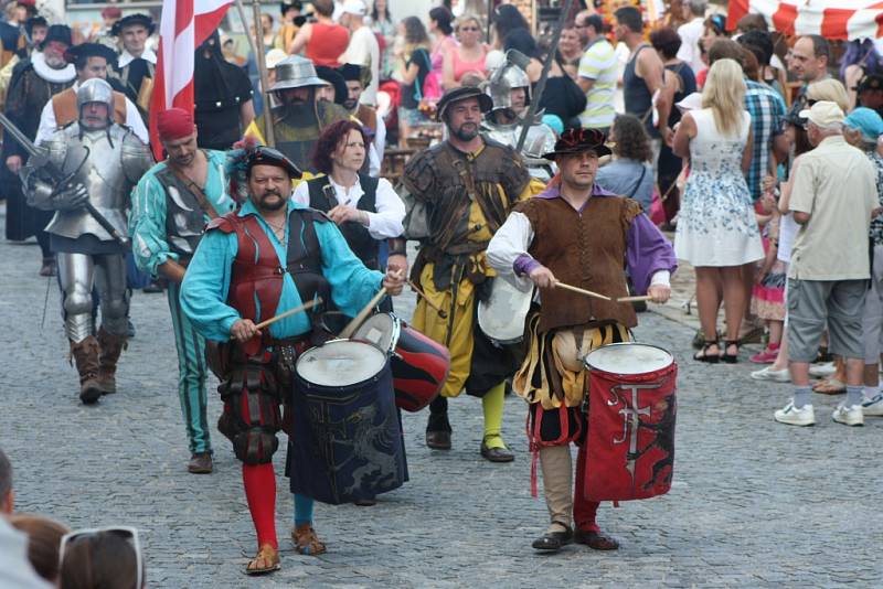 Slavnosti Zlaté stezky v Prachaticích zahájil v pátek v 17 hodin slavnostní průvod a historická ceremonie věnovaná zasedání městské rady nad návrhem nové prachatické kašny.