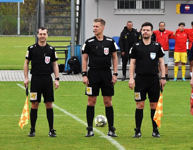 Jiří Pečenka (vlevo) při mezistátním utkání U16 Česko - Rakousko.
