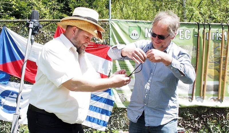 Starostu Nové Pece v sobotu zastoupil Pavel Okřina (vlevo) a předal Gotthardu Wagnerovi nájemné za sochu v podobě parohového knoflíku a také mysliveckou brož k zavěšení na krk místo kravaty.