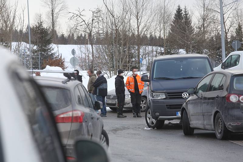 Pendleři na hraničním přechodu ve Strážném na Prachaticku v sobotu 13. února.