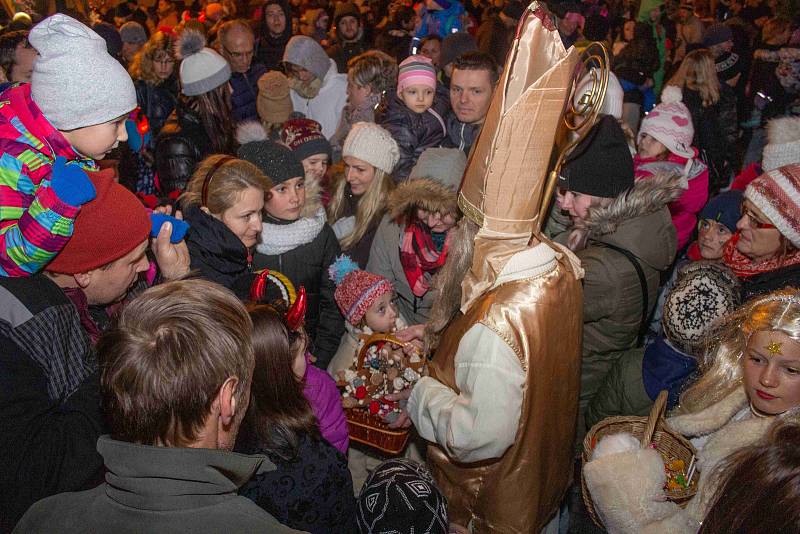 Čertovský rej na prachatickém Velkém náměstí.