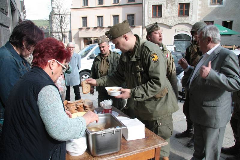 Prachatické muzeum využilo oslavy 70. výročí konce druhé světové války v centru města a propojilo tak Muzejní noc, při níž představilo svou výstavu k tématice květnových událostí na Prachaticku.