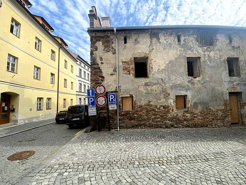 Ruina v Klášterní ulici v Prachaticích i nadále hyzdí centrum města.