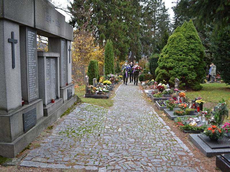 Zástupci města a Klubu vojenských důchodců z Prachatic uctili památku padlých ve světových válkách.
