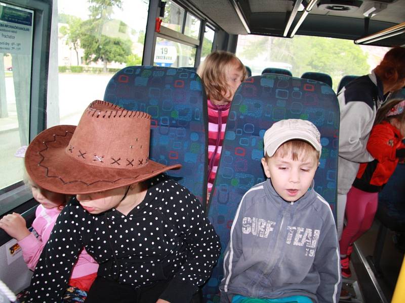 Rodinné centrum Sluníčko – Portus Prachatice připravilo pro děti .z příměstského tábora malý výlet za Prachatice s vyjížďkou na koních a doprovodným programem.