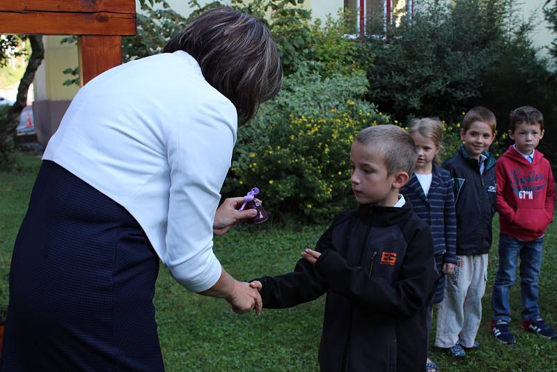 Prvňáčci ve Vodňance dostali každý svůj zvoneček a společně s třídní učitelkou Olgou Michálkouvou si první den ve škole zazvonili.