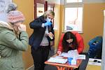 Děti ze tříd ZŠ Vodňanská v Prachaticích, které covid-19 poslal do karantény, přišly v sobotu 20. listopadu na PCR test do školy.
