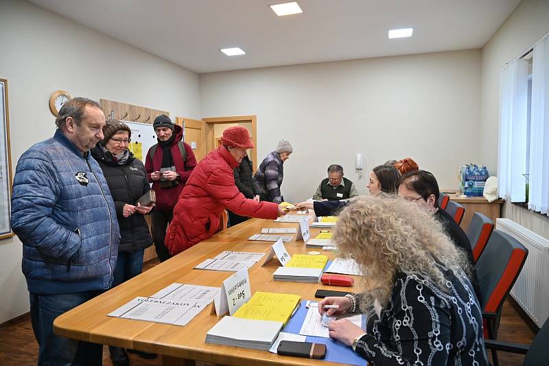 Volební místnosti ve Volarech se začaly plnit hned ve dvě hodiny odpoledne. Lidé mají o volby nebývalý zájem.