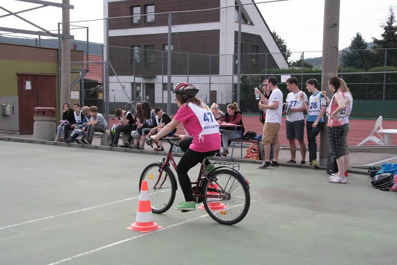 V Prachaticích se v úterý 5. května uskutečnilo v areálu DDM a dopravního hřiště okresní kolo Dopravní soutěže mladých cyklistů. Žáci základních škol a víceletých gymnázií museli zvládnout jízdy, první pomoc i dopravní testy.