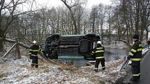 Zásahy hasičů v úterý 16. ledna. Vytažení osobního auta z rybníka u Sudoměřice u Bechyně.