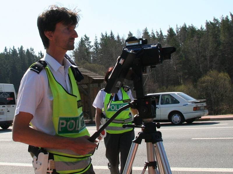 Policista Jan Šiffner obsluhuje laserový radar.