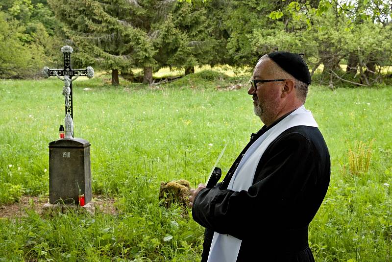 Požehnání třem posledním křížkům, které obnovil Stan Schneedorf z Volar.