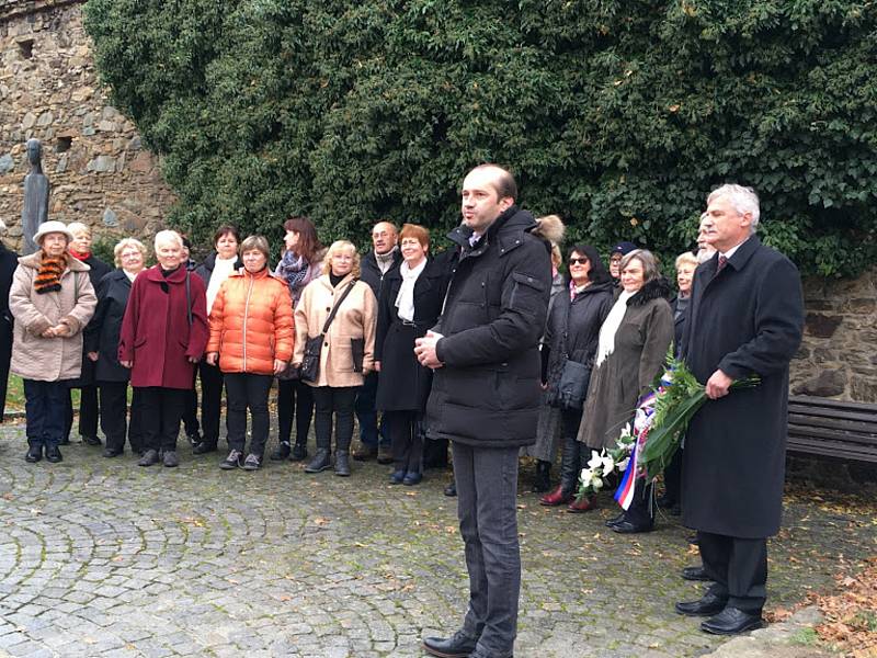 K 30. výročí sametové revoluce byla v neděli 17. listopadu slavnostně za přítomnosti řady osobností odhalena pamětní deska. Nachází se v prachatické Zahradní ulici a srdce z břečťanu.