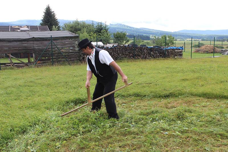 Volarský sekáč se stal již tradicí. Déšť soutěžení trochu komplikoval.