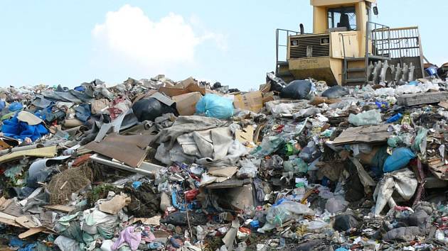 Na skládce komunálního odpadu by mělo brzy končit menší množství odpadu. Ilustrační foto
