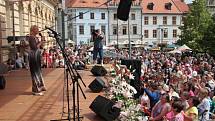 Sobotní program Slavností Zlaté stezky v Prachaticích odstartoval příchod historického průvodu s hlavním hostem letošních slavností Helenou Vondráčkovou.