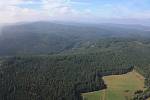 Dva dny létal nad Šumavou vrtulník s lesníky, kteří ze vzduchu monitorovali stromy nově napadené kůrovcem.