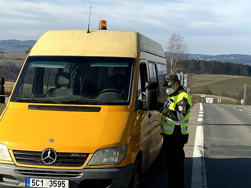 Kontroly řidičů na hranicích okresů Prachatice a Strakonice u Čkyně.