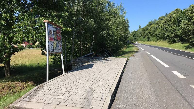 Zastávku autobusu v Pěčnově porazil řidič při dopravní nehodě.